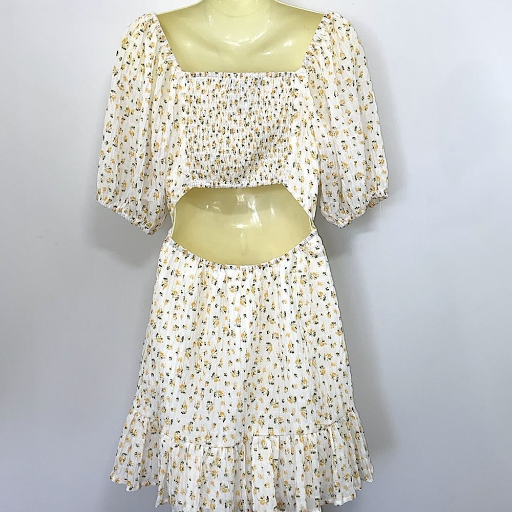 Lulu’s Dress White and Yellow Ditsy Flower Smocked Crepe NWOT Tags Sz Med - Picture 7 of 9